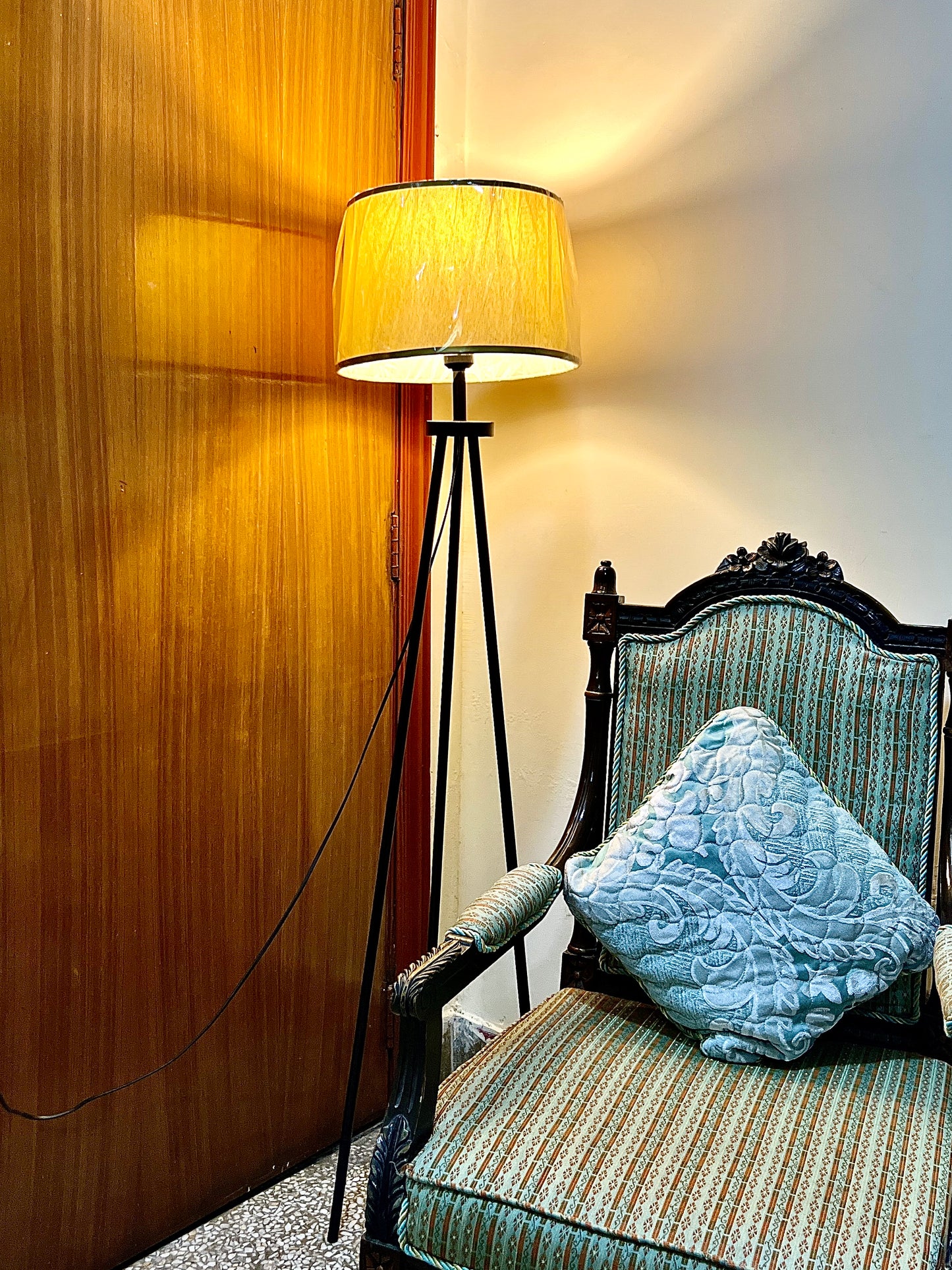 SKU : 112- Tripod Floor lamp (B)