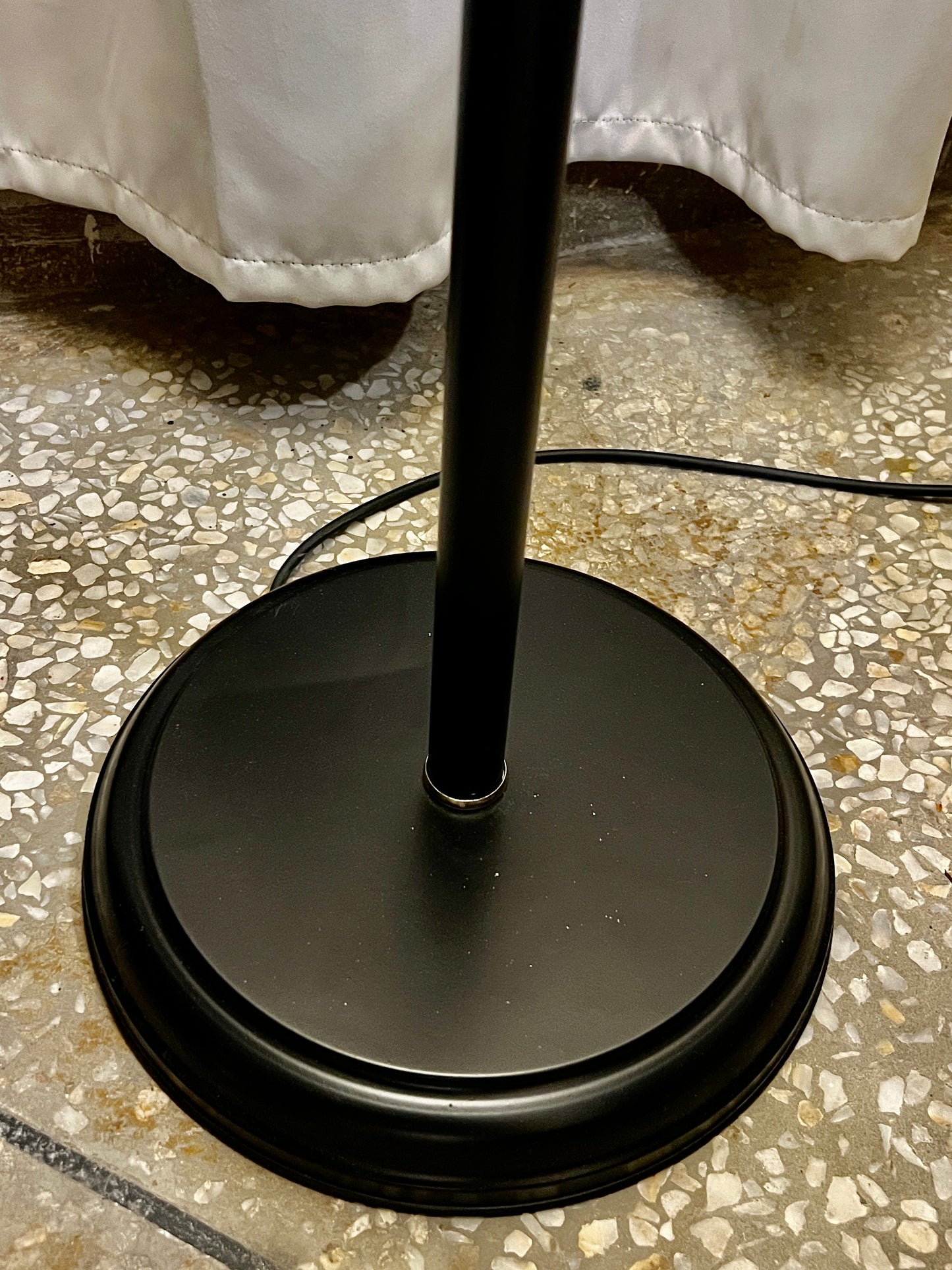 SKU : 102b - Straight Black metal floor lamp